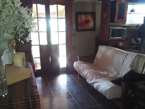 Casa 6 ambientes con 2 baños