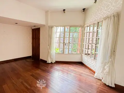 Casa 7 ambientes con 2 baños