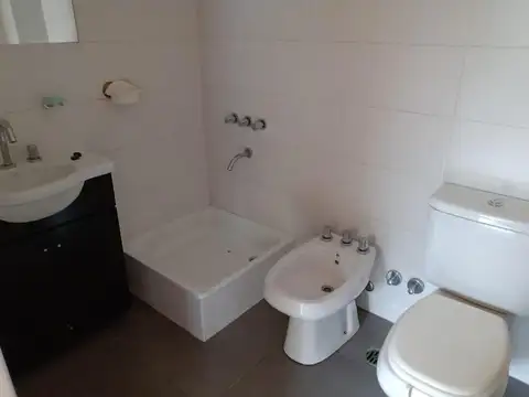 Una cuadra de Av. Independencia, impecable, monoambiente super luminoso con balcón