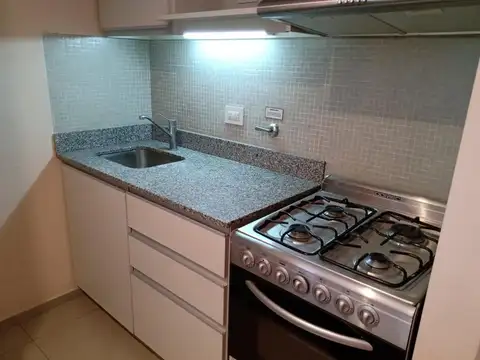 Una cuadra de Av. Independencia, impecable, monoambiente super luminoso con balcón