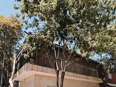 Casa En esquina Ph 4 AMBIENTES CON COCHERA QUINCHO DIVINA