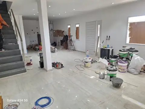 Casa 4 ambientes con 2 baños