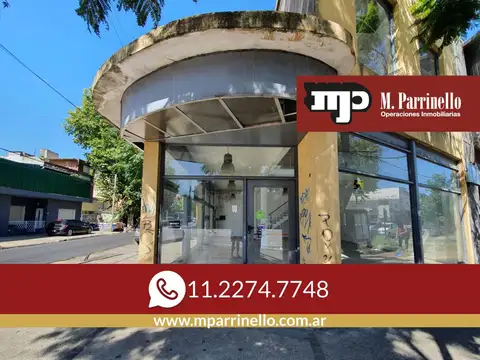 Local en ubicacion estrategica con grandes vidireras sobre ambas avenidas.