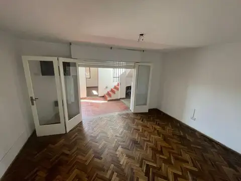 Casa 6 ambientes con 2 baños