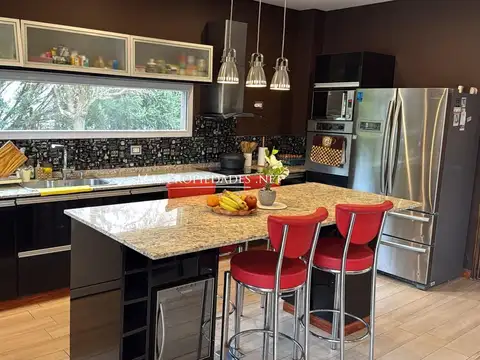 Casa en Alquiler con 2 cocheras