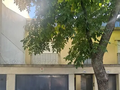 IMPECABLE PH DE 2 AMBIENTES C/COCHERA  Y PATIO