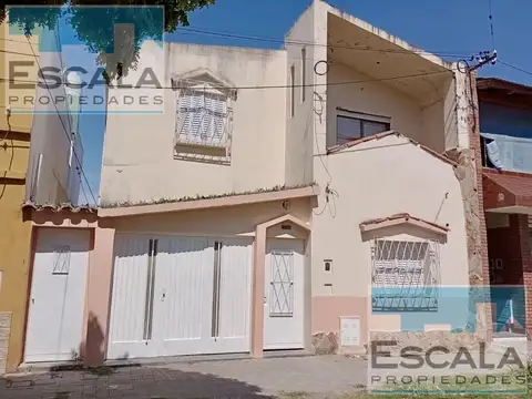 CASA DE DOS DORMITORIOS Y COCHERA EN VENTA