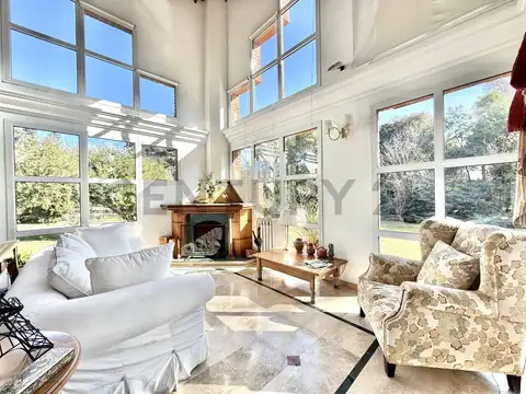 Casa en Venta con 2 cocheras