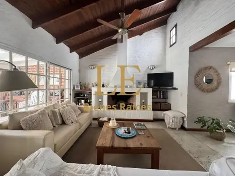 Casa en Venta con 3 cocheras