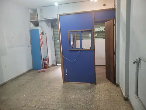 Local en V. Urquiza 33m² + 20m² de sótano c/baño y antebaño