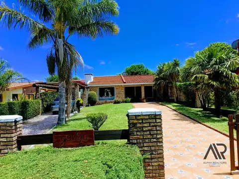 Casa en venta c/ cochera en Piriápolis
