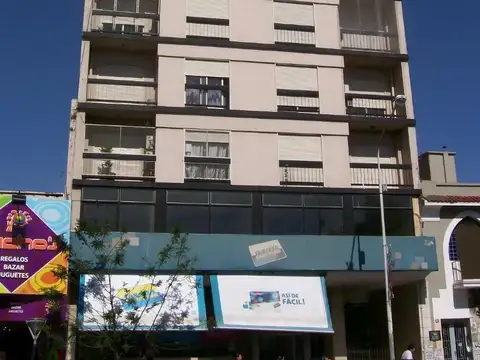 EXCELENTE 2 AMB. FRENTE A LA PLAZA APTO PROFESIONAL
