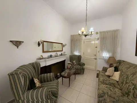 Casa en Venta de 2 dormitorios. Amplio terreno de 500m2. Centro Zárate