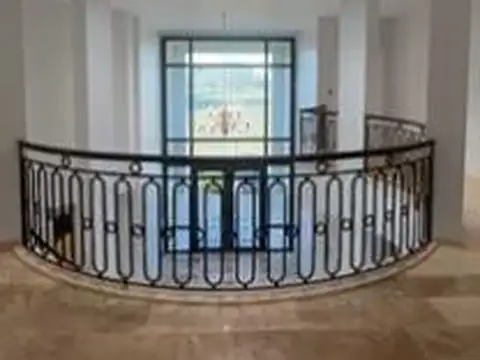 Casa en Alquiler con 4 cocheras