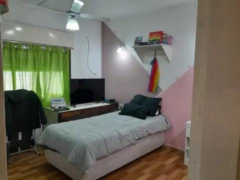 Casa de 3 amb. + depto. de 2 amb. con entrada p/ auto en venta