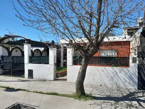 Casa de 3 amb. + depto. de 2 amb. con entrada p/ auto en venta