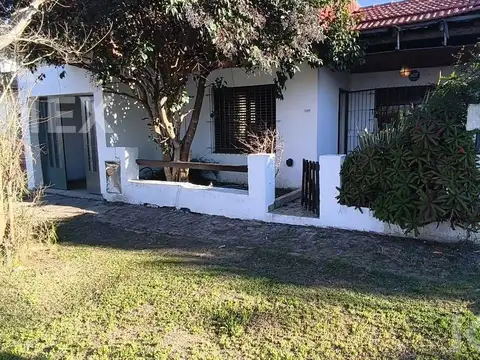 Casa en venta en Los Hornos/ dos dormitorios/ Cochera y patio