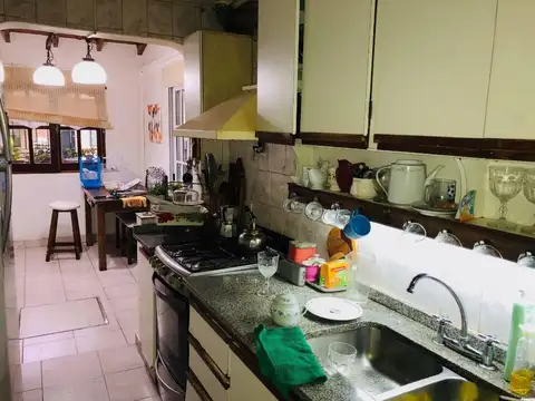 Casa 4 ambientes con 2 baños