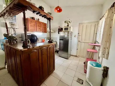 Casa 8 ambientes con 2 baños