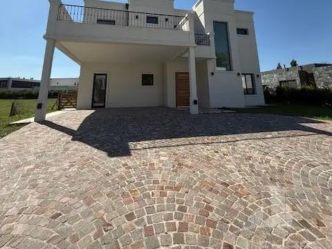 Casa 4 ambientes con pileta a estrenar en venta - Greenville Polo Resort