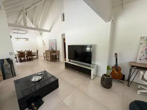 Casa 4 ambientes con 3 baños