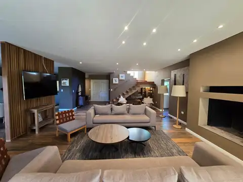 Casa en Alquiler con 2 cocheras