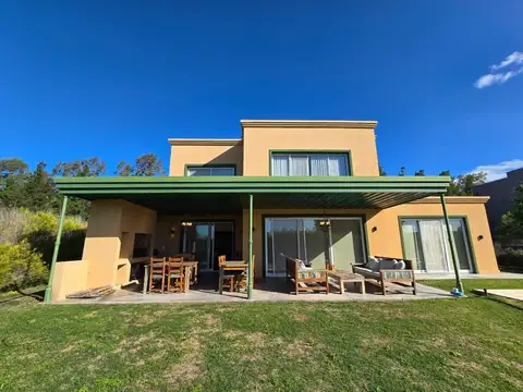 Casa 5 ambientes en Barrio Santa Paula Spegazzini