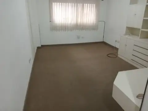 DTO. 1 AMBIENTE 27 M. BAÑO COMPLETO, COCINA CON HELADERA BAJO MESADA. ALQUILADO, MAS INFO AL PIE.