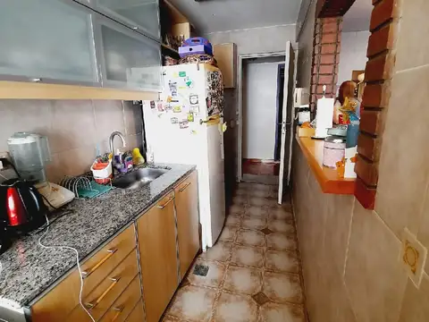 APTO CREDITO. DTO. 3 AMBIENTES, LIVING COMEDOR CON SALIDA AL BALCÓN, LUMINOSO, IMPECABLE, EXCELENTE UBICACION