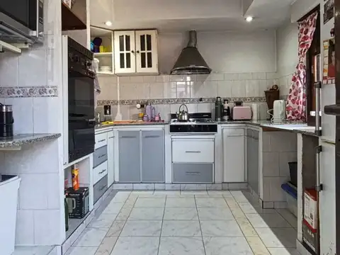 IMPORTANTE PROPIEDAD GALPON + 3 CASAS