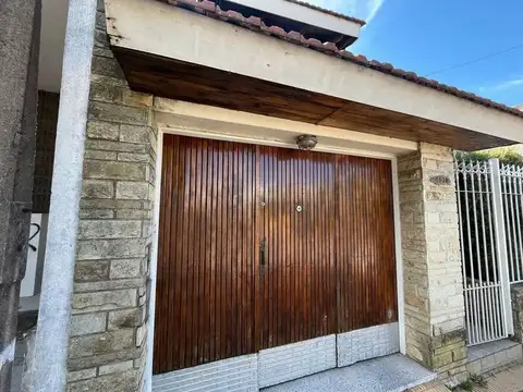 CASA VENTA BERISSO 3 DORMITORIOS COCHERA Y PATIO