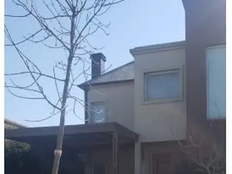Casa 6 ambientes con 5 baños