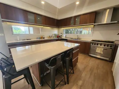 CASA VTA 6 AMB PARQ/PILETA Barrio San Alfonso