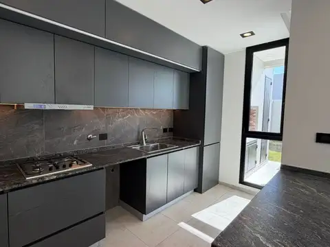 Casa 4 ambientes con 3 baños