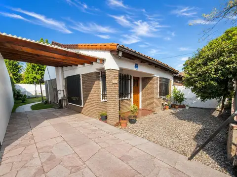 Casa en alquiler de 2 dormitorios con pileta en Funes