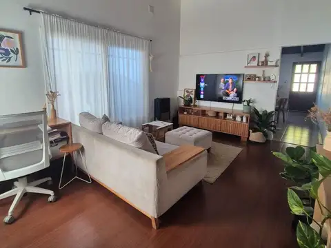 Casa en alquiler de 2 dormitorios con pileta en Funes