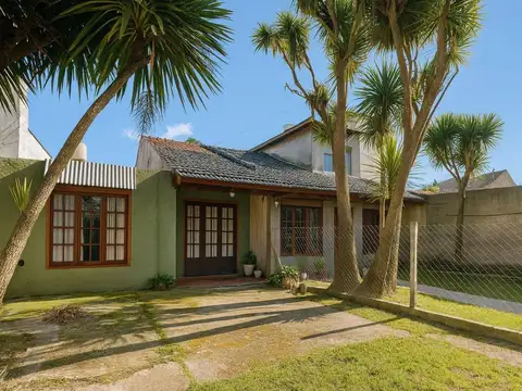 Venta Casa 3 Amb + Dpto 2 Amb + Quincho + Parque