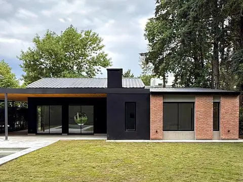 Country Club Mapuche, casa de tres dormitorios con piscina, en lote central.