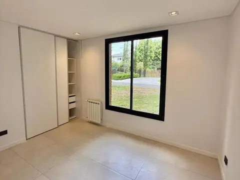 Country Club Mapuche, casa de tres dormitorios con piscina, en lote central.