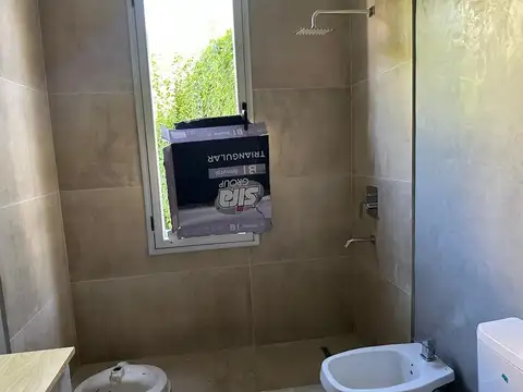 Casa 4 ambientes con 2 baños