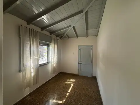 CASA EN VENTA DE 4 AMBIENTES CON PATIO EN BERAZATEGUI - APTO CRÉDITO HIPOTECARIO