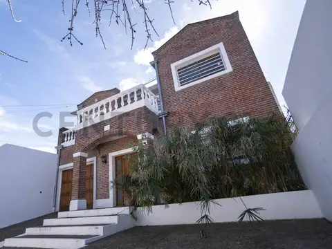 Casa en venta en Gonnet 5 habitaciones y piscina