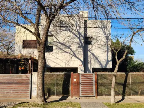 VENTA DE CASA 4 DORMITORIOS EN PARQUE FIELD - ROSARIO