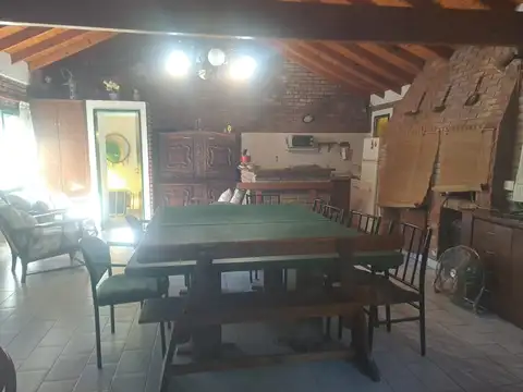 Casa 7 ambientes con 2 baños