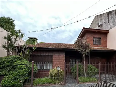 CHALET 2 PLANTAS 6 AMB 3 BAÑOS COCHERA FONDO LIBRE