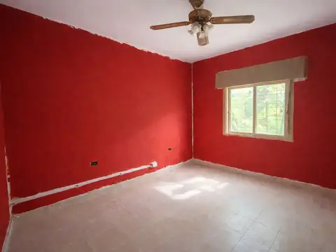 CASA EN VENTA 4 AMB A REFACCIONAR - LOMA HERMOSA