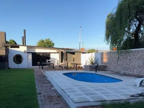 Casa dos dormitorios más comodín - Pileta y quincho
