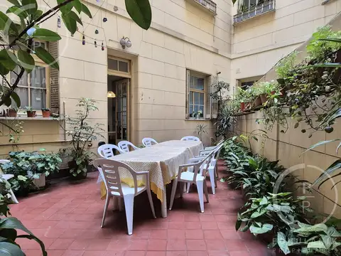 VENTA 8 ambientes con patios en Almagro.