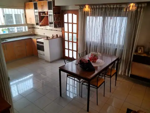 HERMOSA CASA CON PATIO, QUINCHO Y GARAGE. superficie total 236 m2. ESCALADA AL 200 AVELLANEDA.
