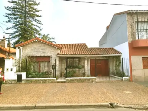 HERMOSA CASA CON PATIO, QUINCHO Y GARAGE. superficie total 236 m2. ESCALADA AL 200 AVELLANEDA.